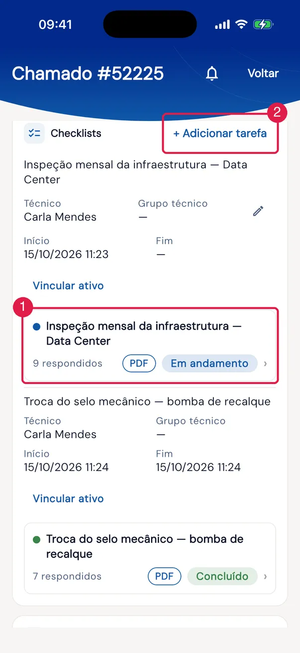 O cartão Checklists do chamado Inspeção mensal da infraestrutura — outubro/2026: a inspeção (Em andamento) e a troca do selo (Concluído), cada uma com o nome do modelo inteiro e, embaixo, N respondidos, PDF e o estado; no alto do cartão, + Adicionar tarefa.