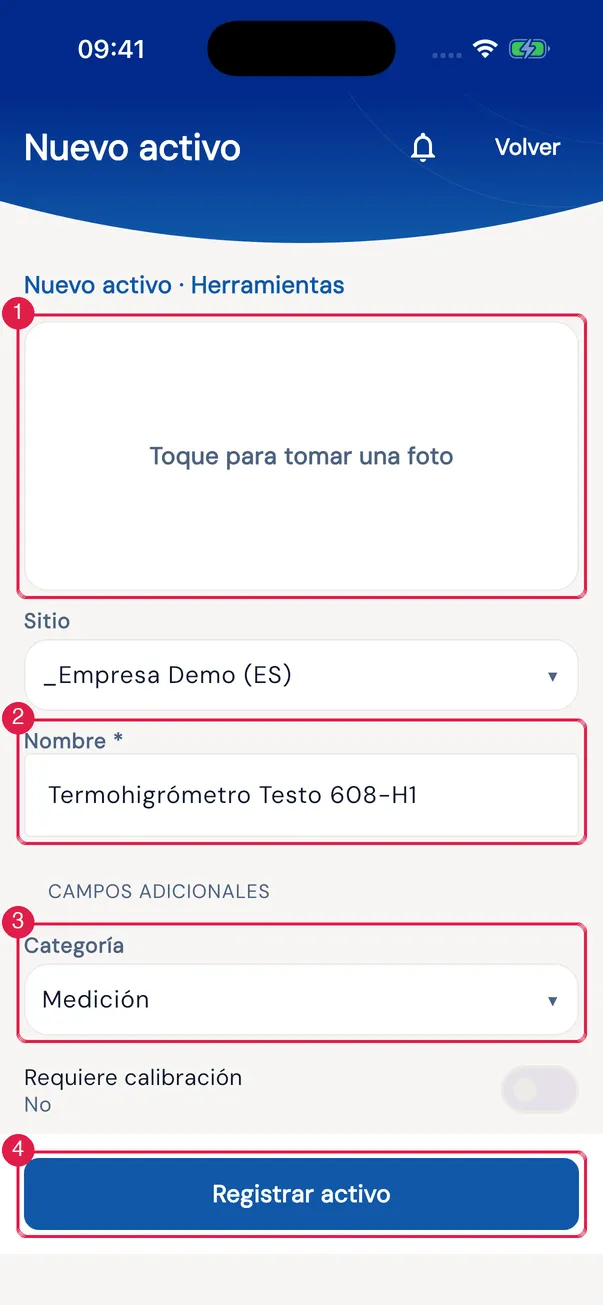 Formulario Nuevo activo · Herramientas: foto, Sitio, Nombre y, en los campos adicionales, Categoría elegida en la lista de opciones y el interruptor Requiere calibración (la imagen omite los campos intermedios, de Número de serie a Comentario).