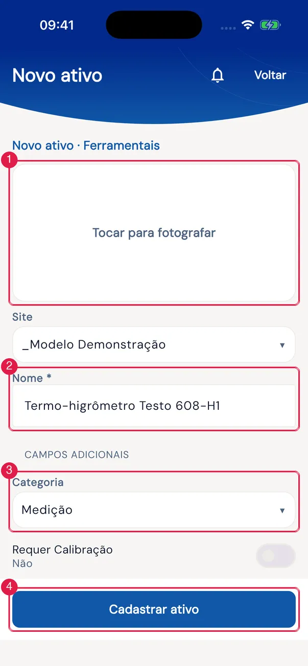 Formulário Novo ativo · Ferramentais: foto, Site, Nome e, nos campos adicionais, Categoria escolhida na lista de opções e a chave Requer Calibração (a imagem omite os campos do meio, de Número de série a Comentário).