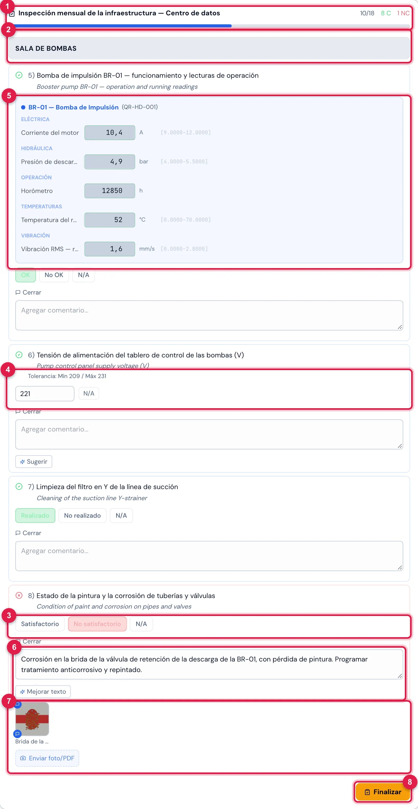 El checklist Inspección mensual de la infraestructura — Centro de datos en el ticket de octubre, a medio responder: el progreso, la sección Sala de bombas, ítems respondidos, el No satisfactorio de la corrosión (rojo) con foto y comentario, y la tensión del tablero (Numérico, 221 V) con la tolerancia.