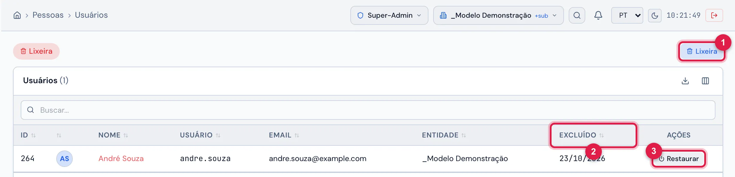 A lista de usuários no modo Lixeira: a coluna Excluído com a data e, em cada linha, Restaurar.