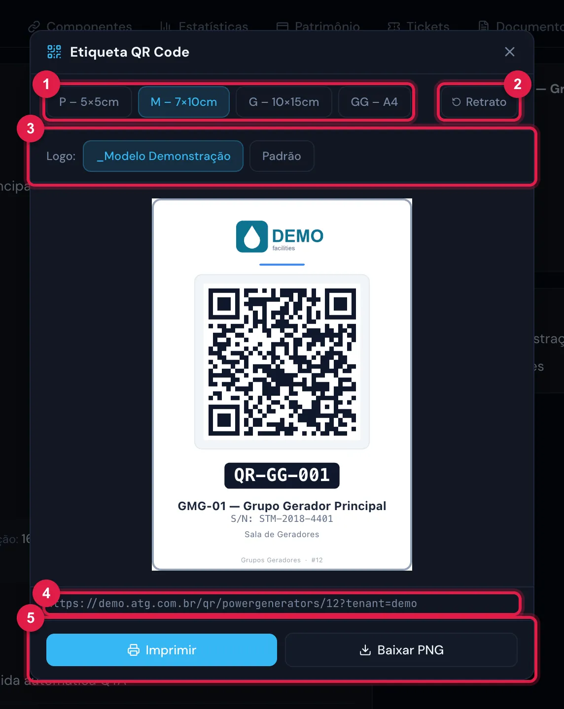 A janela Etiqueta QR Code no tamanho M – 7×10cm, retrato: logotipo, QR, tag em destaque, nome, serial, localização e, no rodapé, o tipo e o número do ativo. Abaixo da prévia, o endereço que o QR abre.