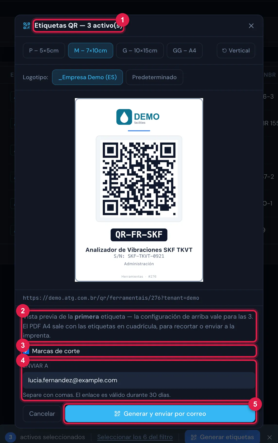 La ventana Etiquetas QR — N activo(s): vista previa de la primera etiqueta, Marcas de corte, Enviar a y Generar y enviar por correo.