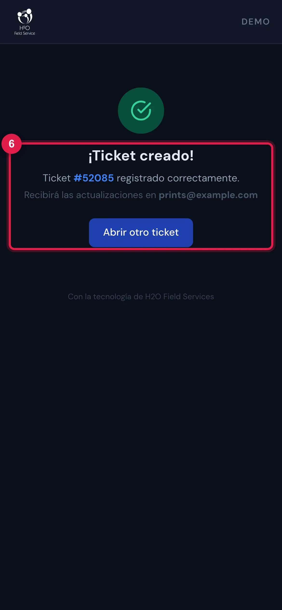 Después de enviar: ¡Ticket creado! con el número y el correo que recibe las actualizaciones.