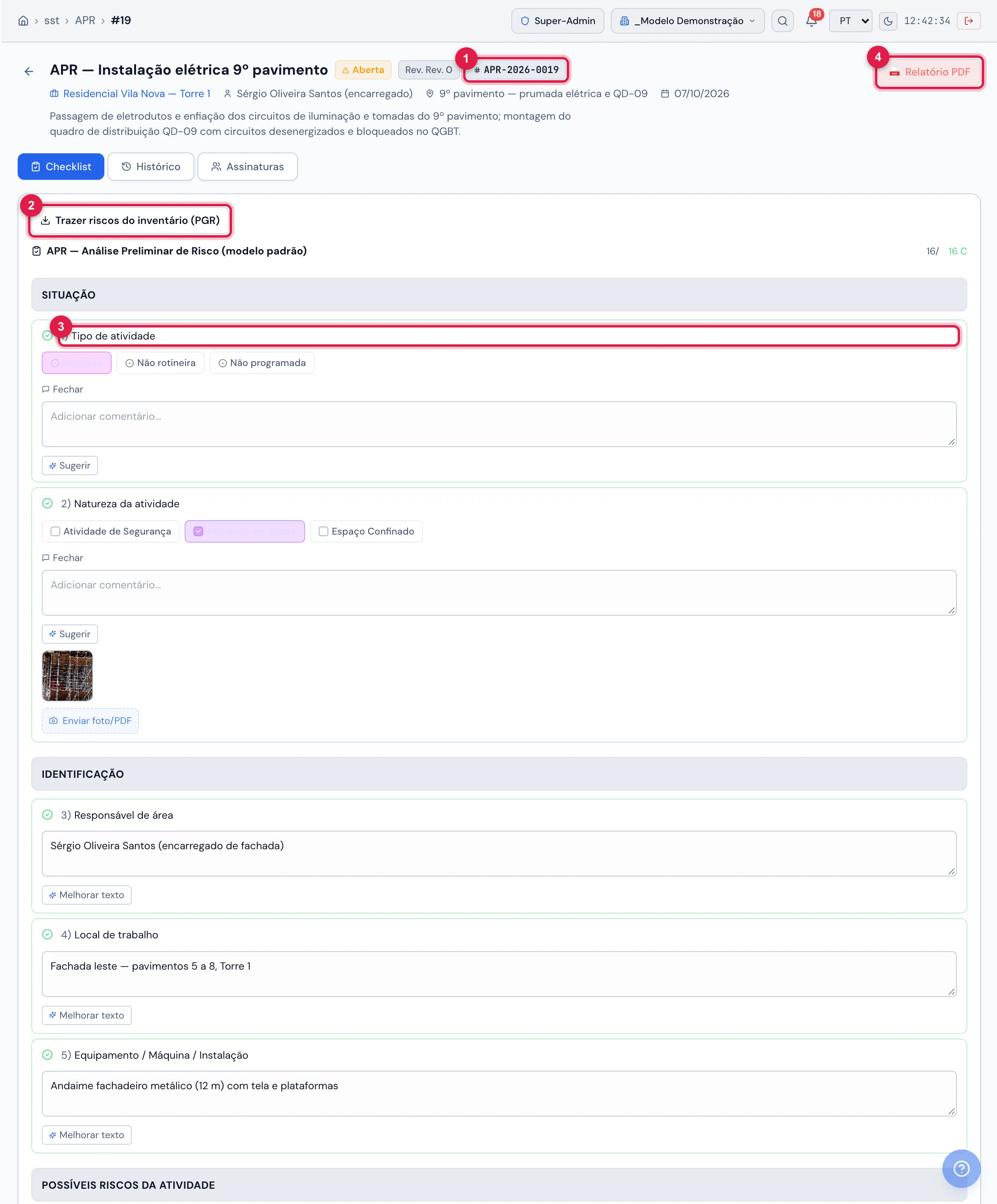 Detalhe de uma APR aberta (APR-2026-0019), aba Checklist: cabeçalho com situação, revisão, número, obra, responsável, local e data; o botão Trazer riscos do inventário (PGR) (abre "Riscos da obra e das funções da equipe" → Adicionar à grade) e o início do checklist do modelo (16/16 C), em seções (SITUAÇÃO, IDENTIFICAÇÃO…): cada item responde conforme o modelo — opções, caixas de marcar ou texto — com comentário, Sugerir / Melhorar texto e Enviar foto/PDF.