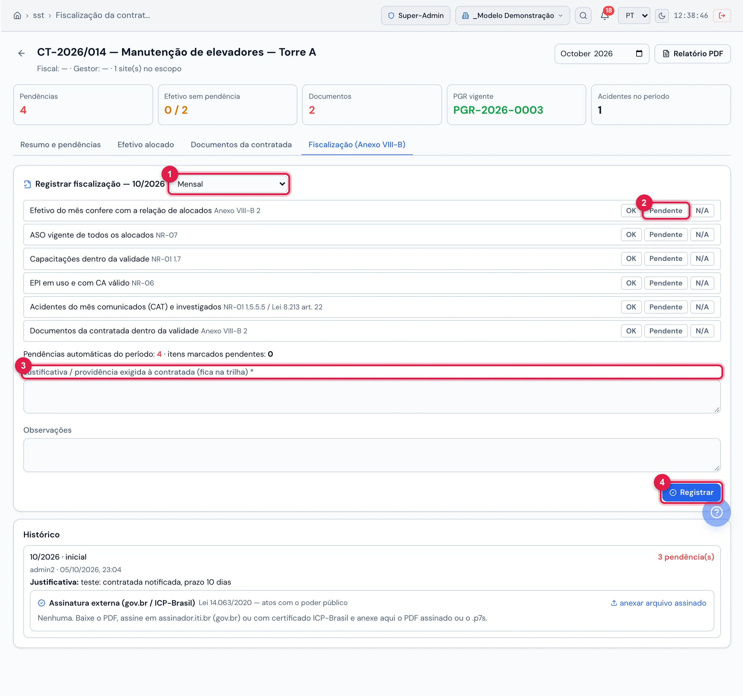 Aba Fiscalização (Anexo VIII-B): "Registrar fiscalização — 10/2026" com o tipo (Mensal; também Inicial e Por amostragem), seis itens com base legal e botões OK / Pendente / N/A, a linha "Pendências automáticas do período: 4 · itens marcados pendentes: 0", a Justificativa / providência exigida à contratada (obrigatória), Observações e Registrar. Abaixo, o Histórico (10/2026 · inicial, 3 pendências, justificativa) com o bloco de assinatura externa gov.br / ICP-Brasil.