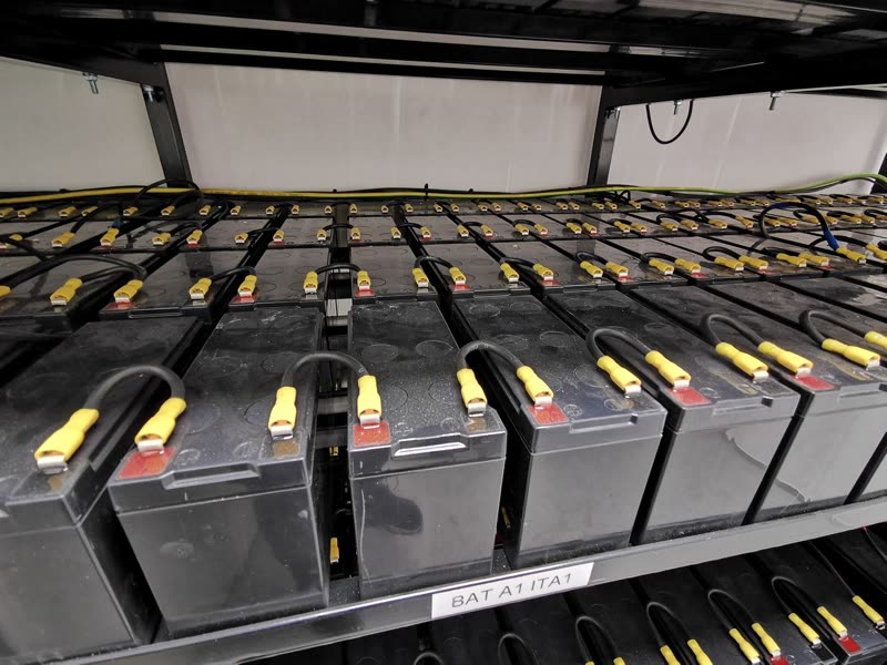 Banco de baterías de UPS en un estante metálico