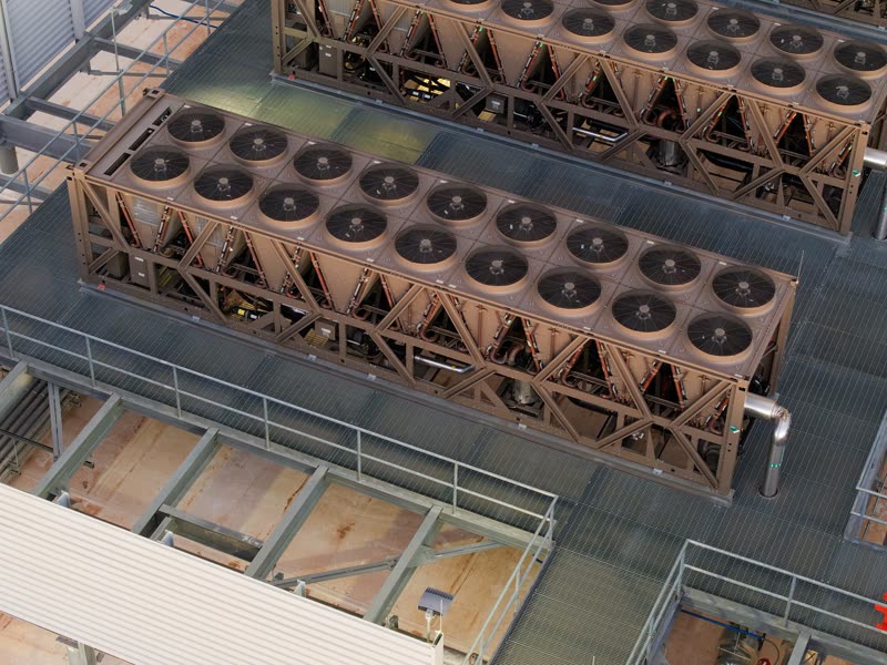 Unidades de rechazo de calor con filas de ventiladores en la azotea de un data center, vistas desde arriba