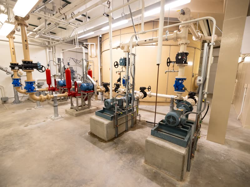 Pump house with piping, valves and motor-pump sets