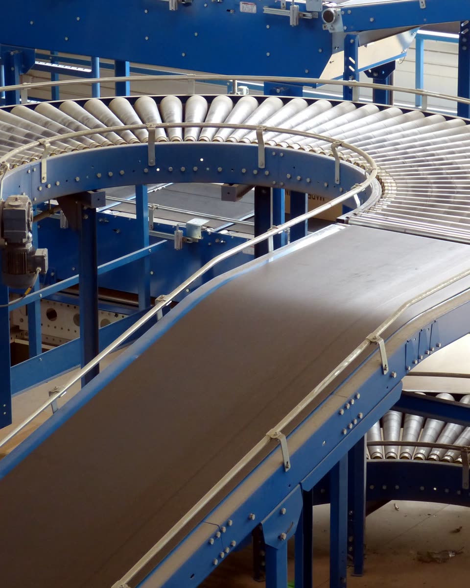 Roller conveyor with a curved section and a gear motor