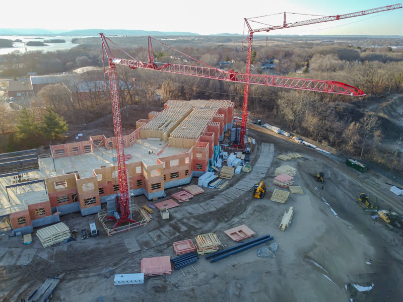 Obra vista desde arriba, con grúas y estructura en ejecución